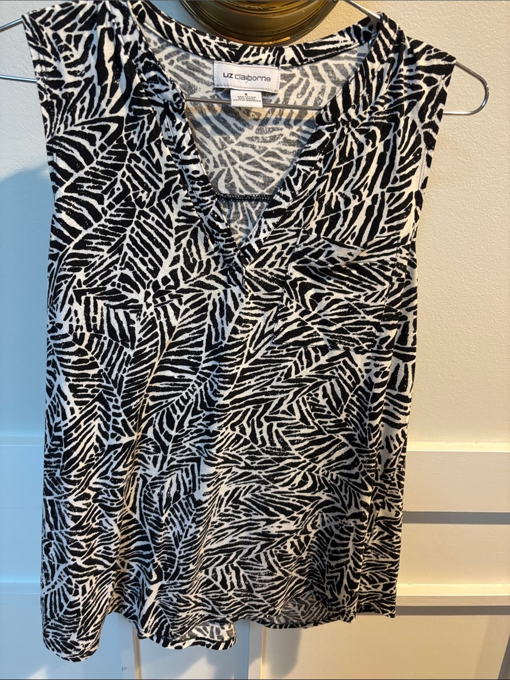Liz Claiborne black-and-white leaf-print V-neck top